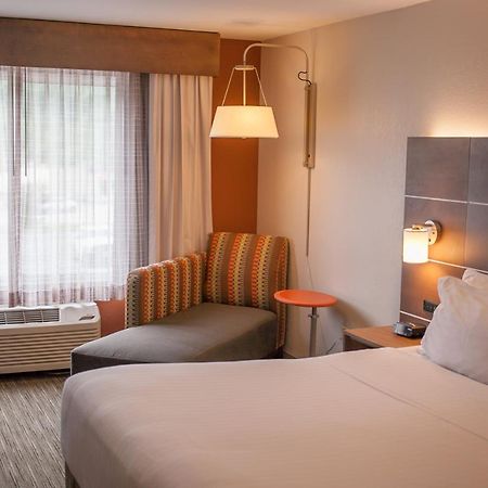 Holiday Inn Express & Suites Logan, An Ihg Hotel Екстер'єр фото