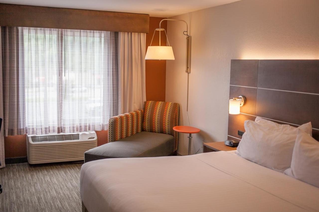 Holiday Inn Express & Suites Logan, An Ihg Hotel Екстер'єр фото
