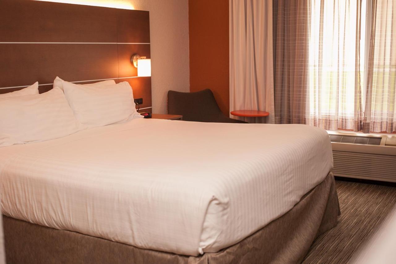 Holiday Inn Express & Suites Logan, An Ihg Hotel Екстер'єр фото