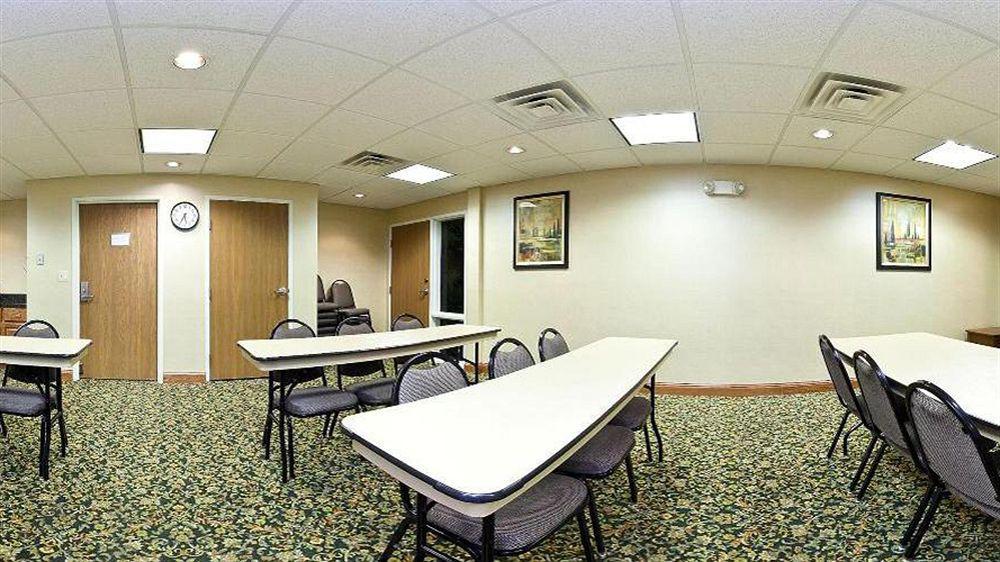 Holiday Inn Express & Suites Logan, An Ihg Hotel Екстер'єр фото