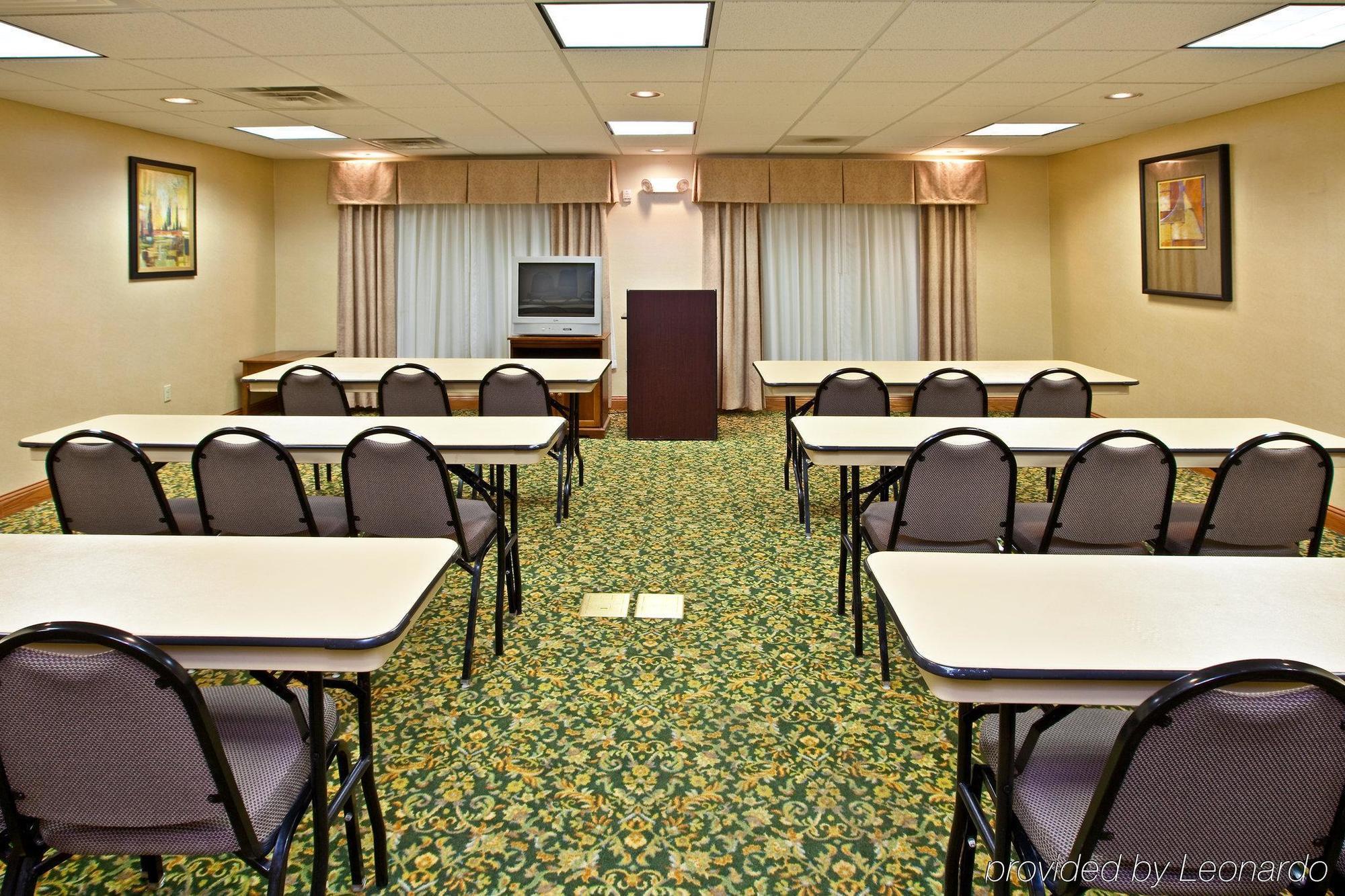 Holiday Inn Express & Suites Logan, An Ihg Hotel Зручності фото