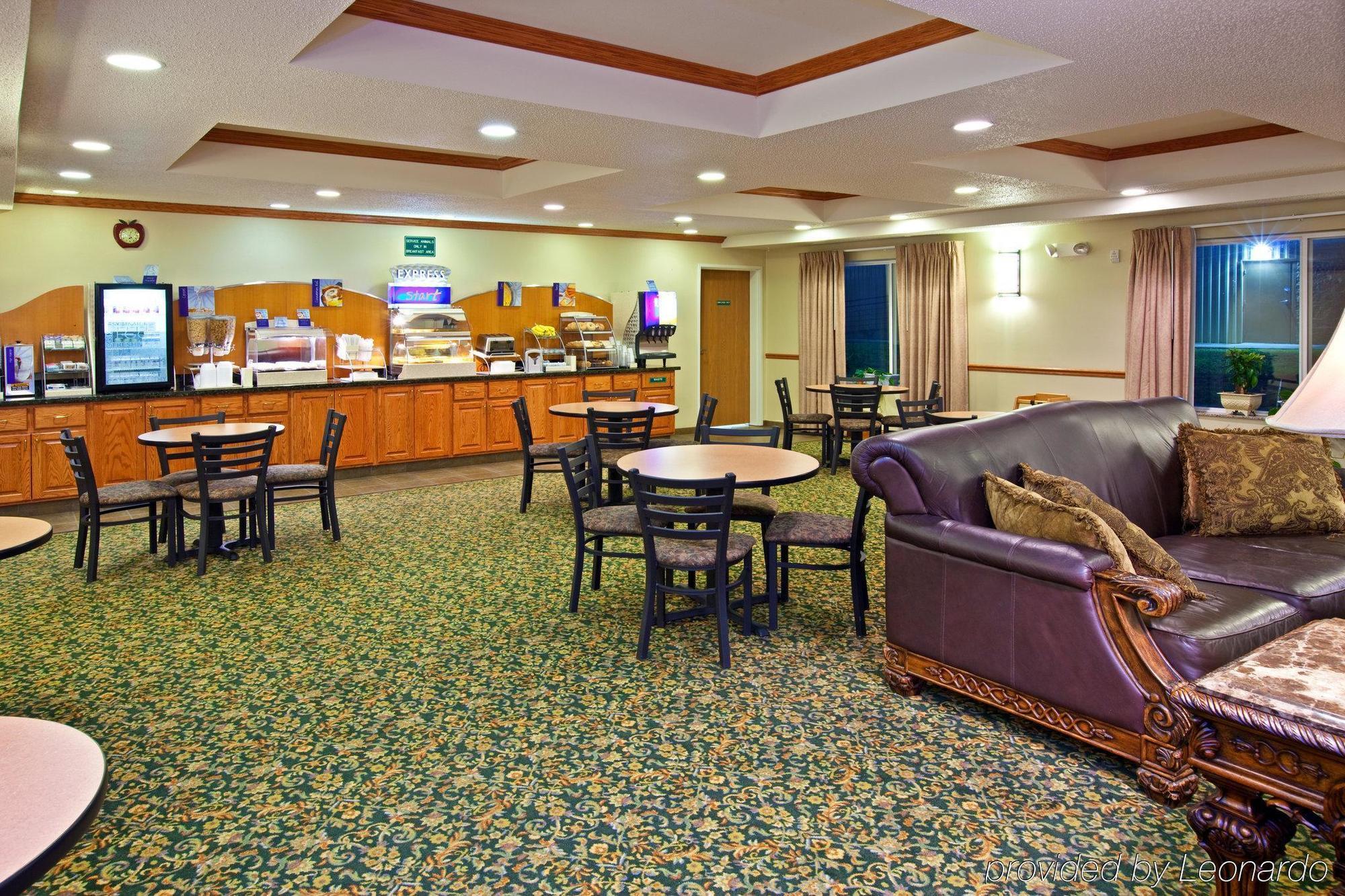 Holiday Inn Express & Suites Logan, An Ihg Hotel Екстер'єр фото