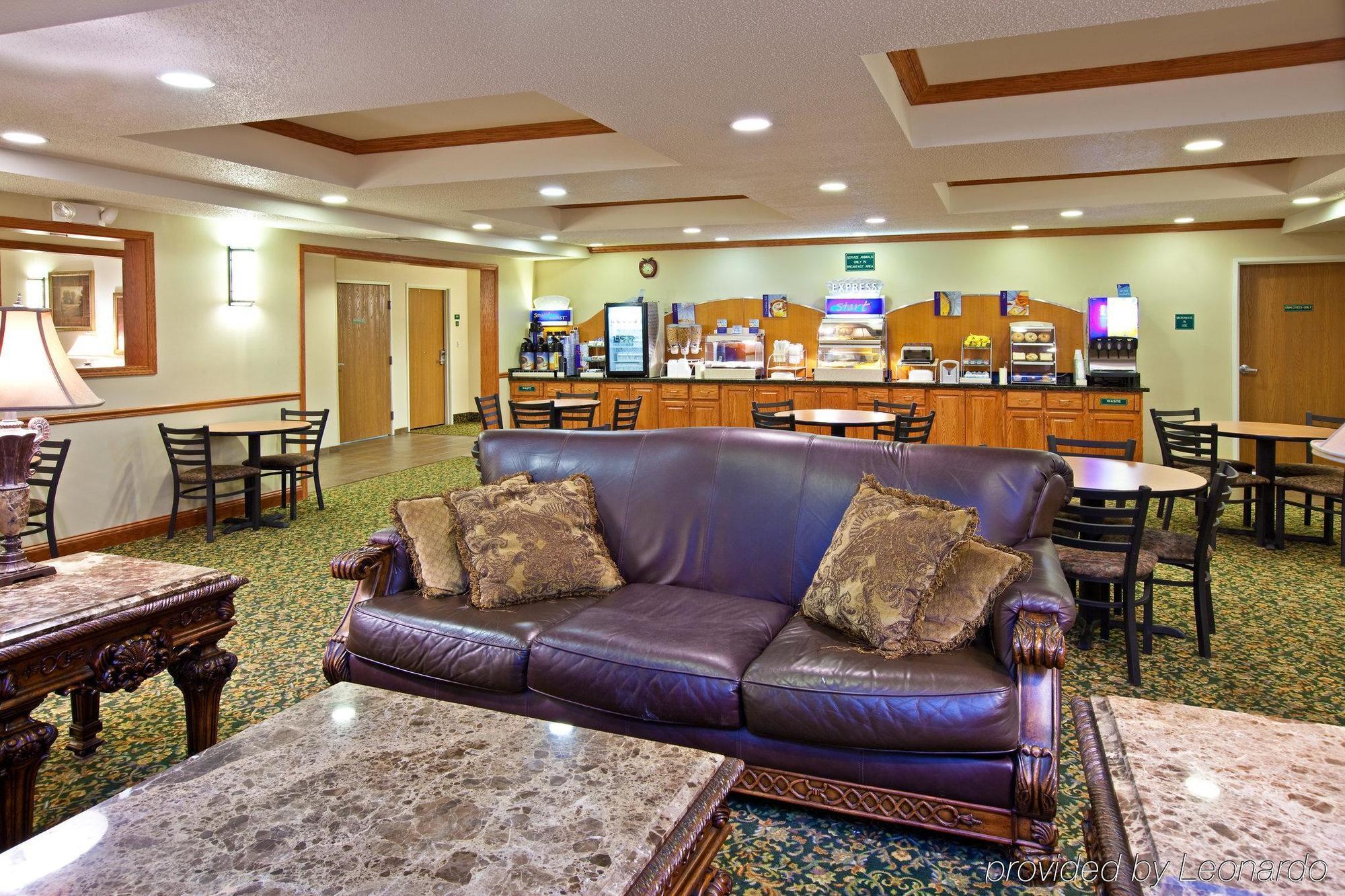 Holiday Inn Express & Suites Logan, An Ihg Hotel Екстер'єр фото