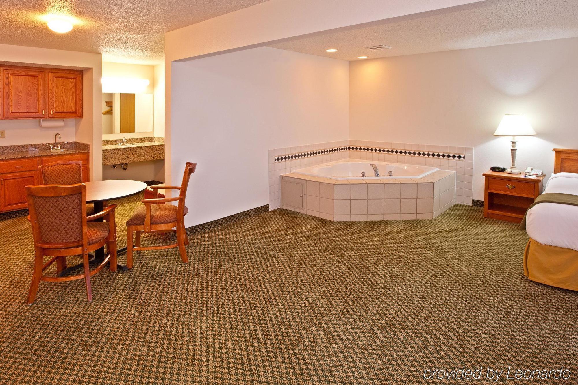 Holiday Inn Express & Suites Logan, An Ihg Hotel Номер фото