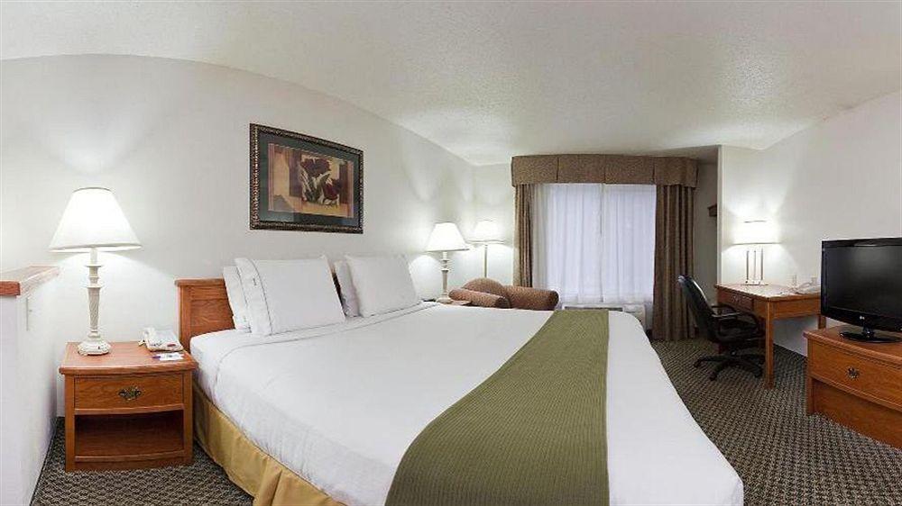 Holiday Inn Express & Suites Logan, An Ihg Hotel Екстер'єр фото