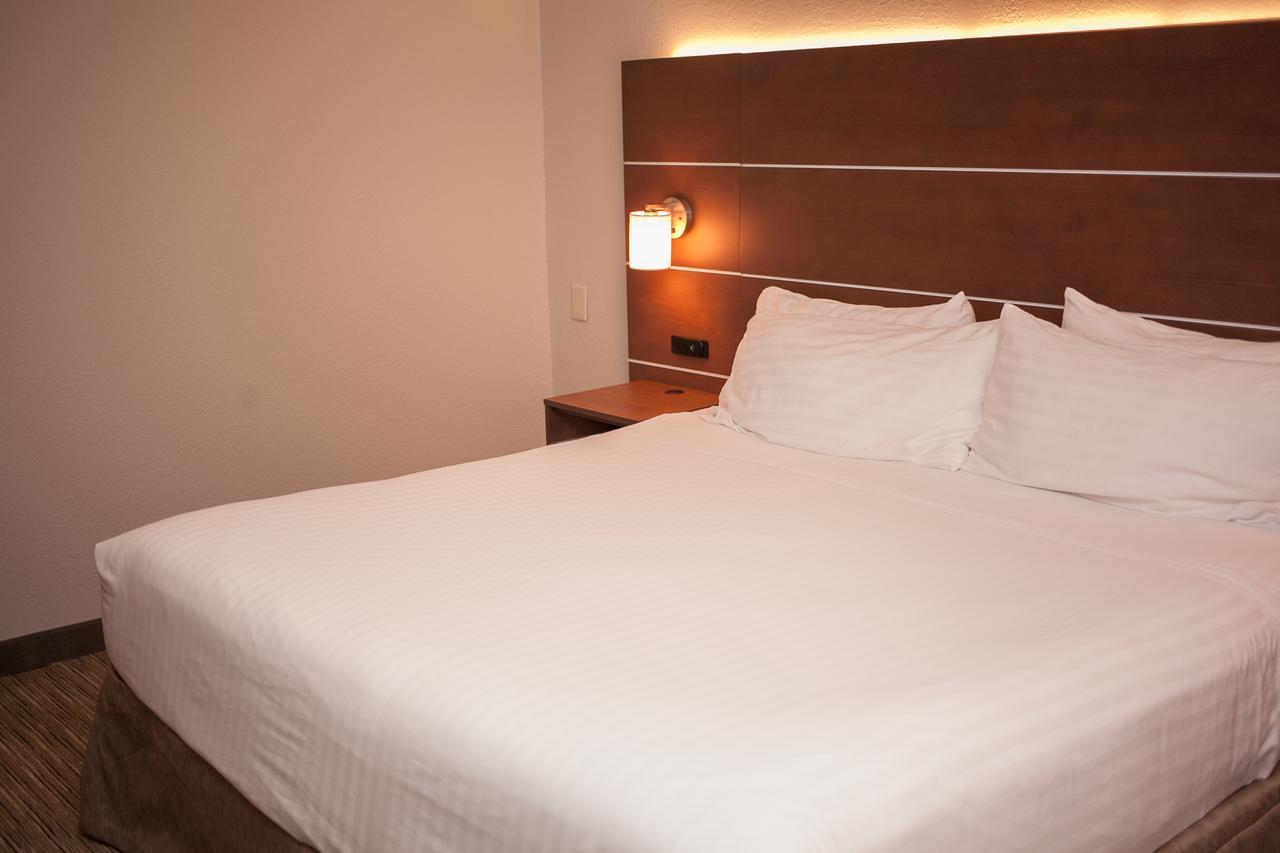 Holiday Inn Express & Suites Logan, An Ihg Hotel Екстер'єр фото