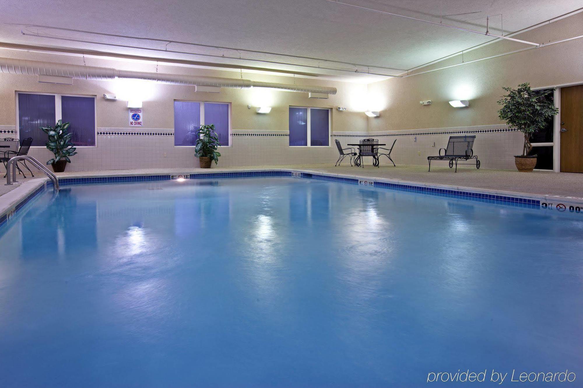 Holiday Inn Express & Suites Logan, An Ihg Hotel Екстер'єр фото