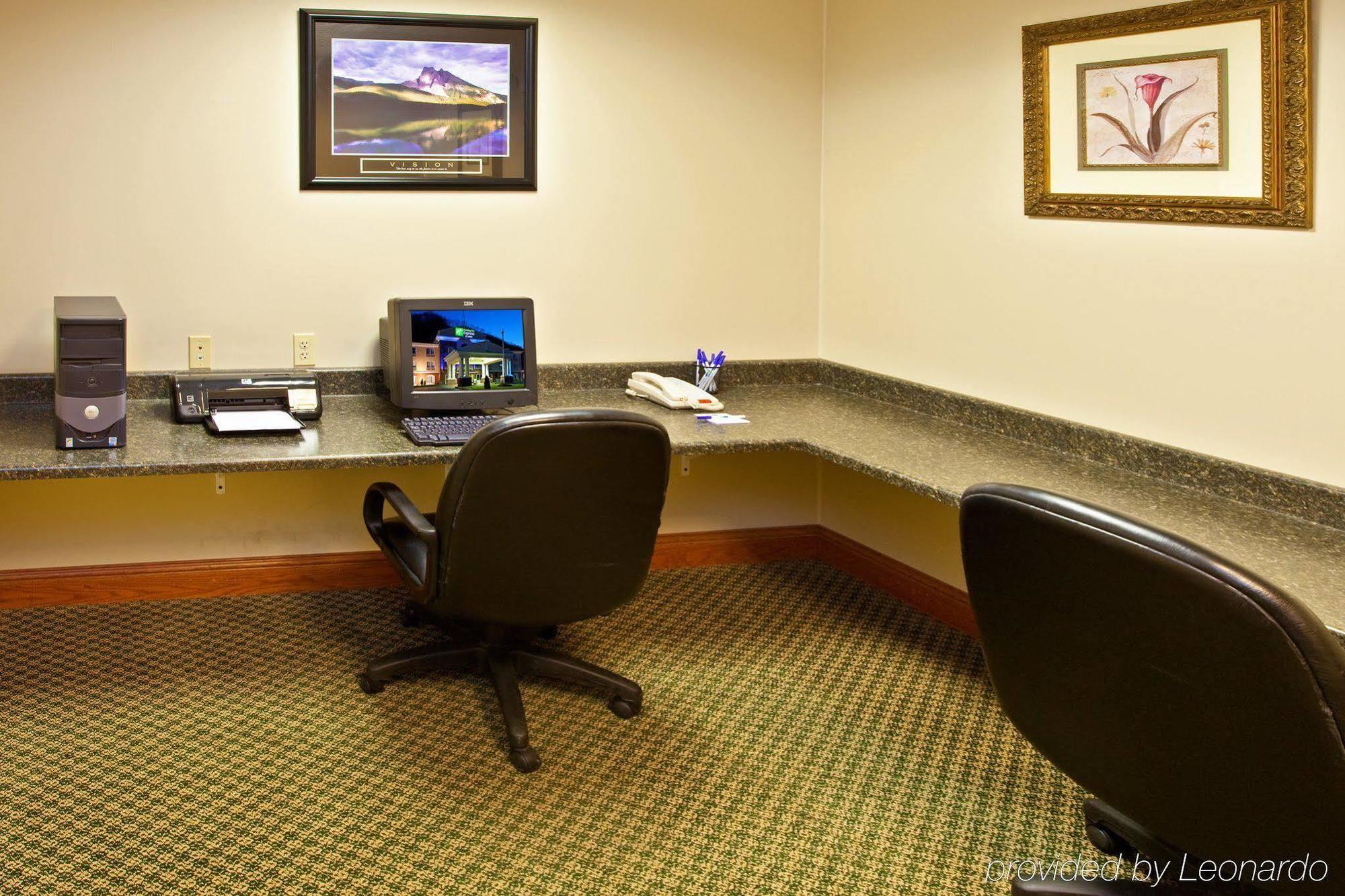 Holiday Inn Express & Suites Logan, An Ihg Hotel Екстер'єр фото