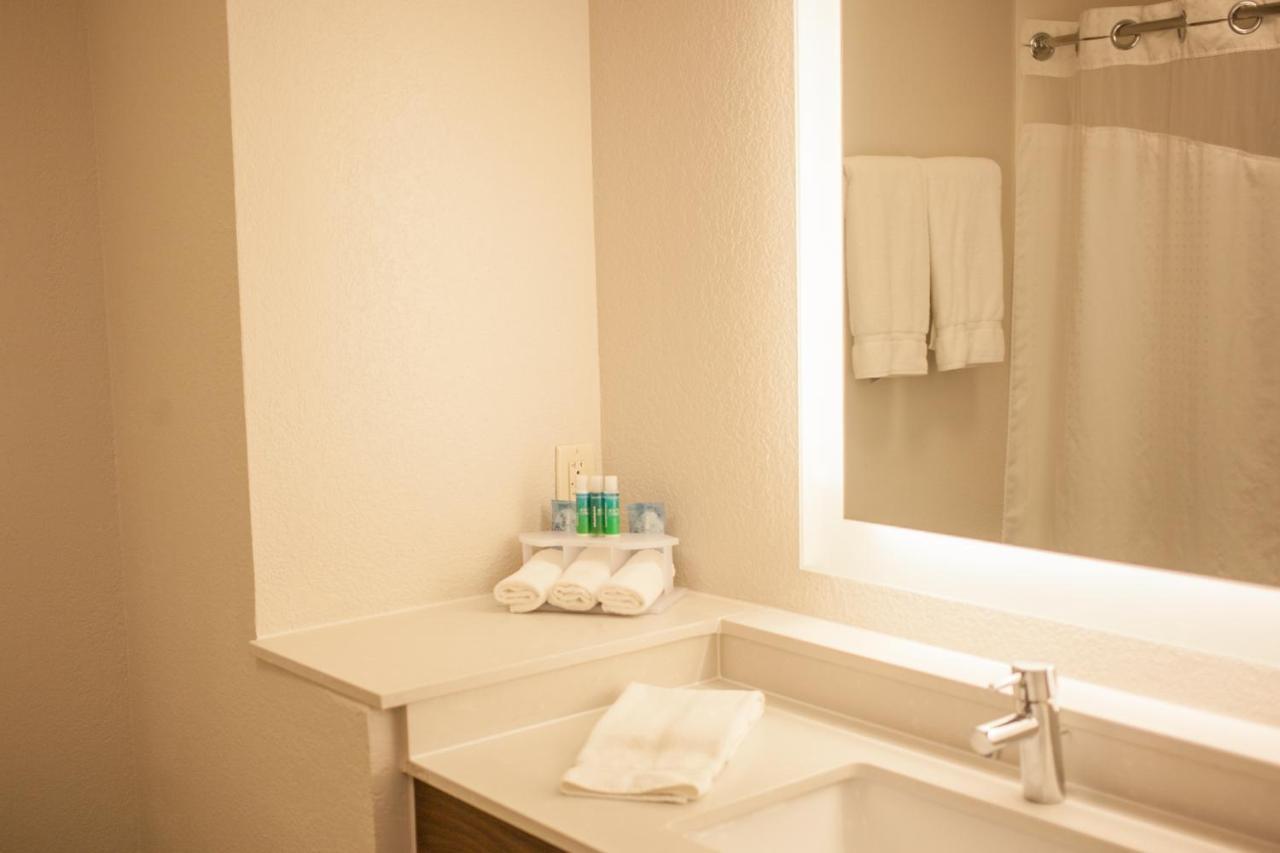 Holiday Inn Express & Suites Logan, An Ihg Hotel Екстер'єр фото