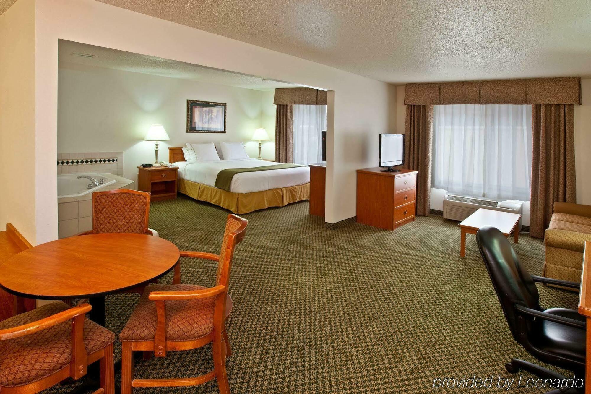 Holiday Inn Express & Suites Logan, An Ihg Hotel Екстер'єр фото