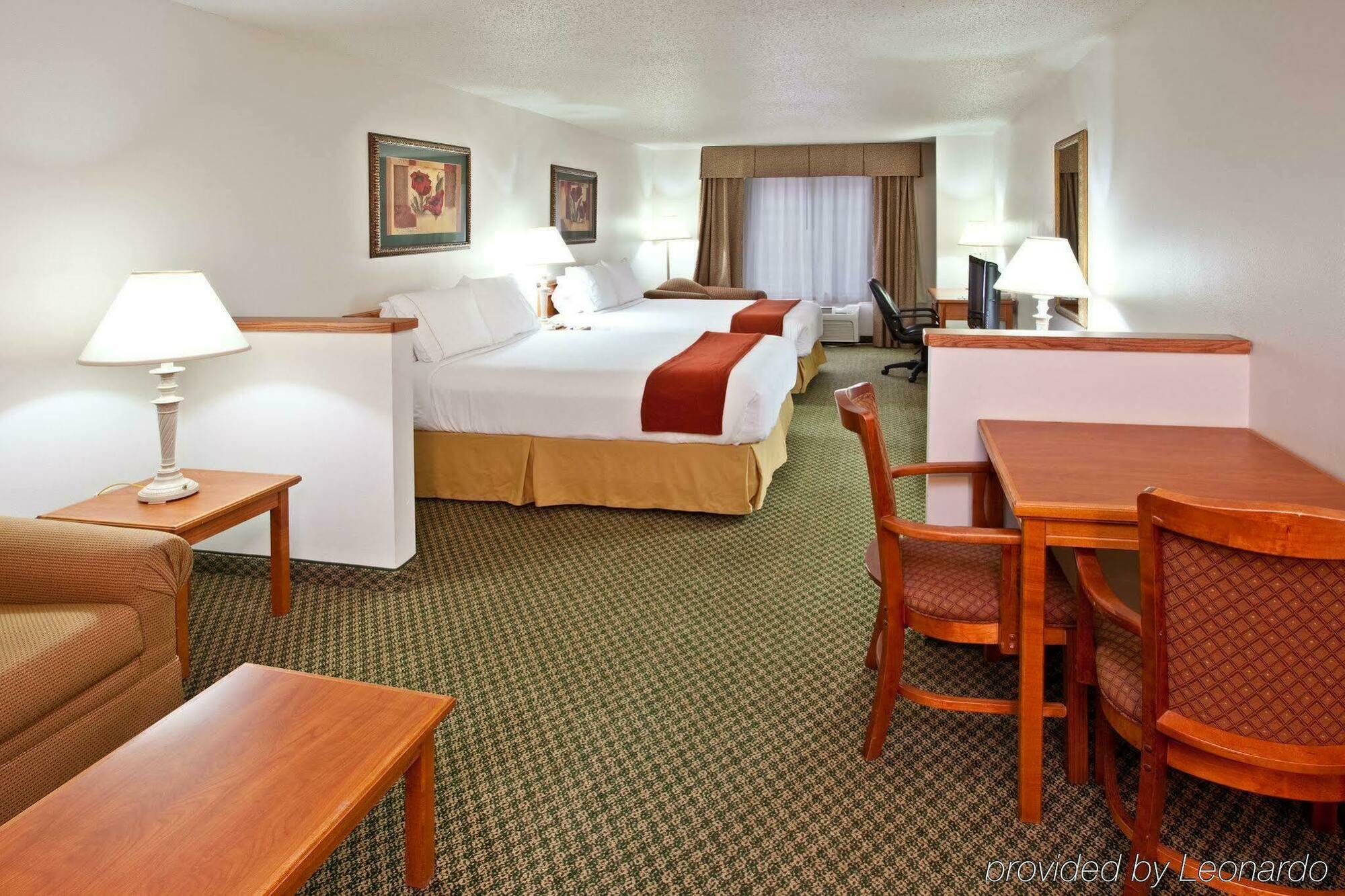 Holiday Inn Express & Suites Logan, An Ihg Hotel Екстер'єр фото