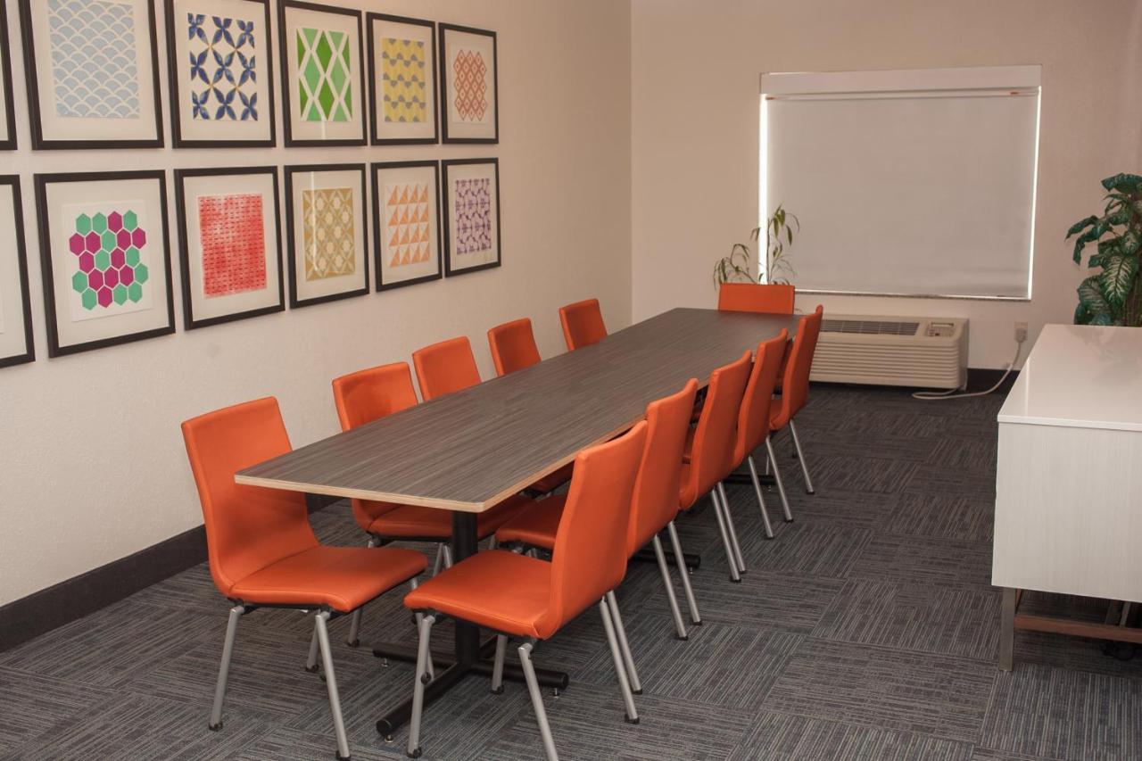 Holiday Inn Express & Suites Logan, An Ihg Hotel Екстер'єр фото