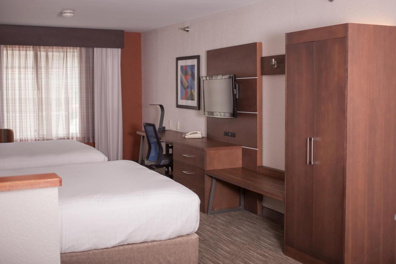 Holiday Inn Express & Suites Logan, An Ihg Hotel Екстер'єр фото
