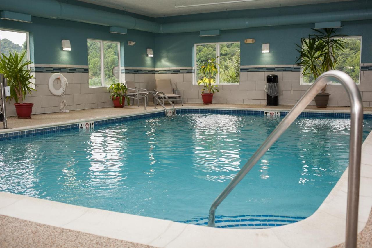Holiday Inn Express & Suites Logan, An Ihg Hotel Екстер'єр фото