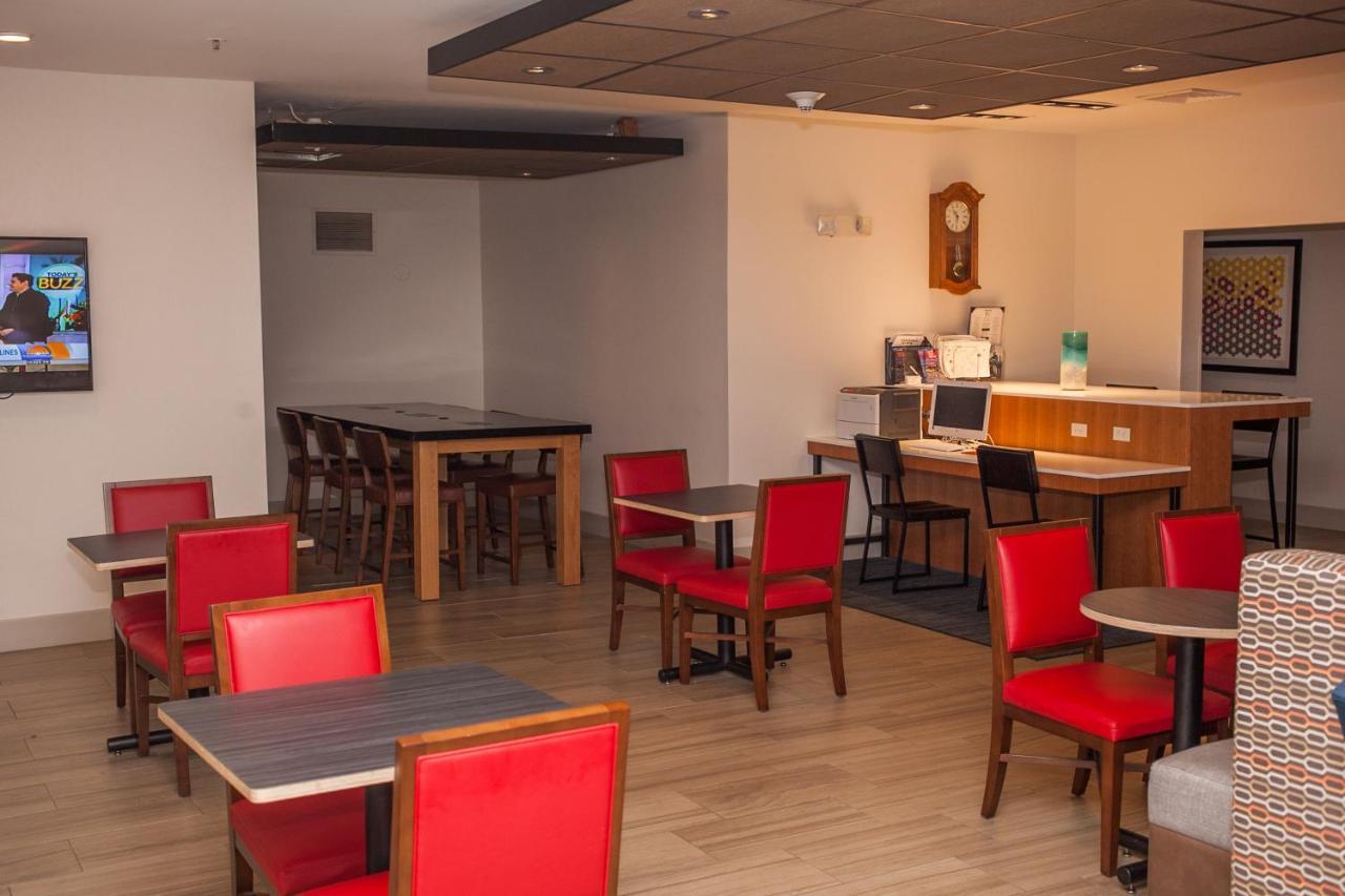 Holiday Inn Express & Suites Logan, An Ihg Hotel Екстер'єр фото