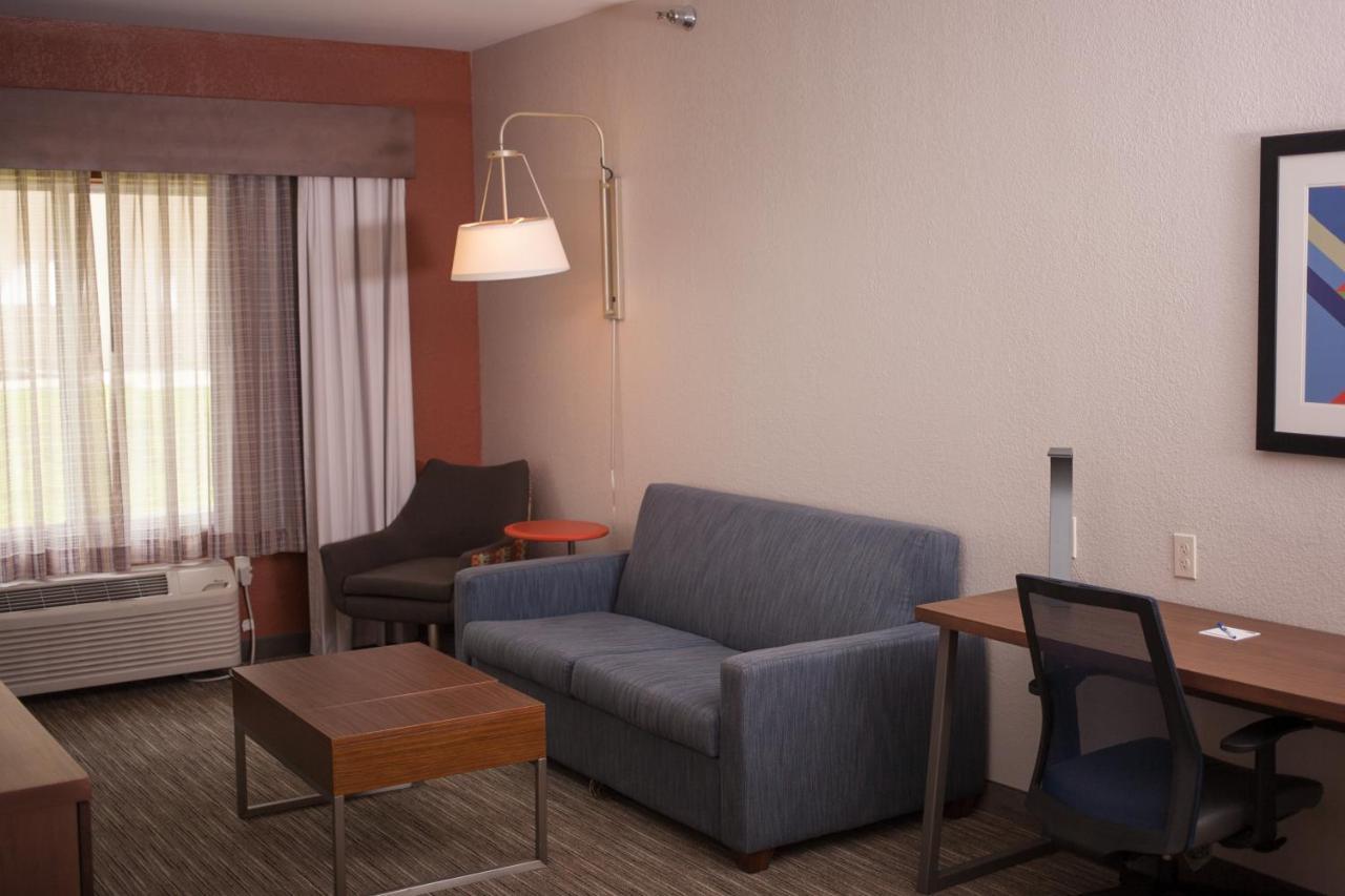 Holiday Inn Express & Suites Logan, An Ihg Hotel Екстер'єр фото