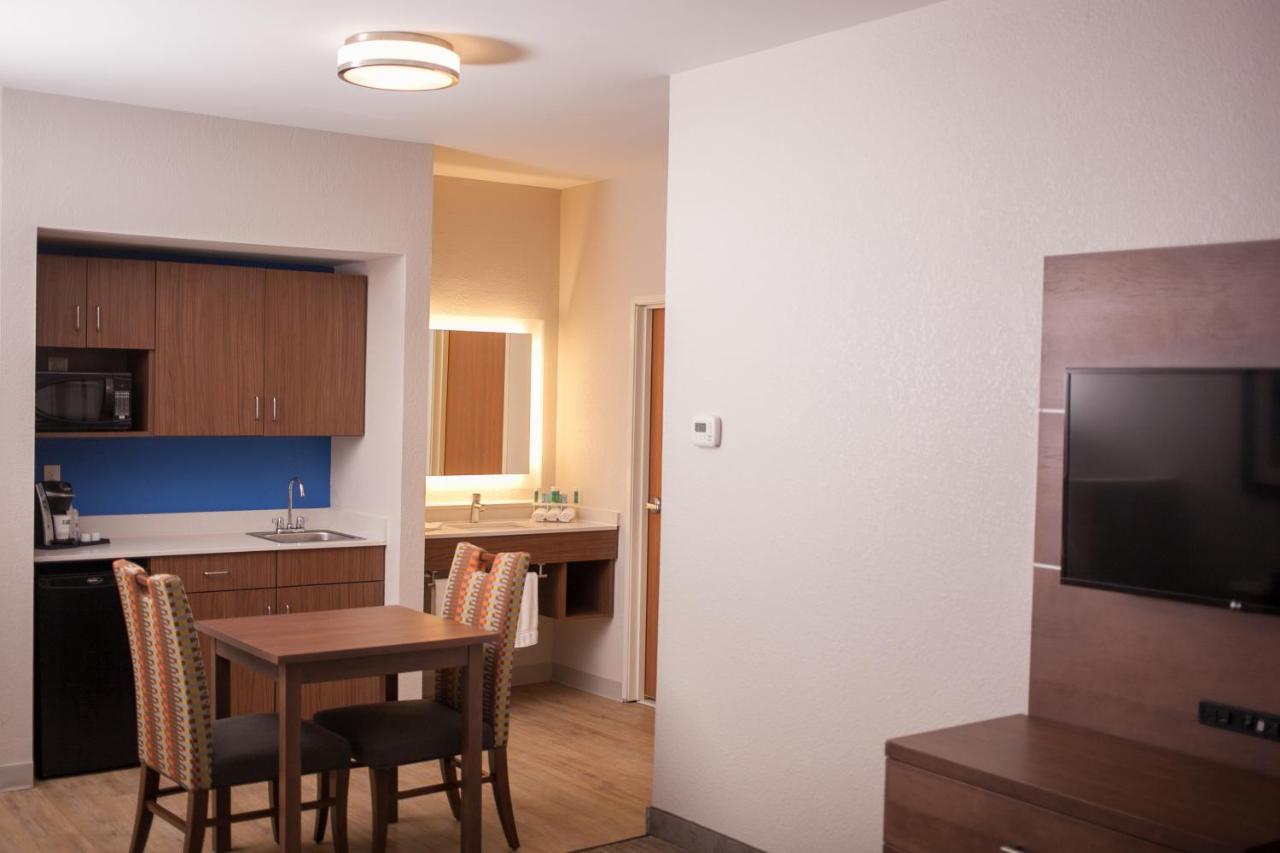 Holiday Inn Express & Suites Logan, An Ihg Hotel Екстер'єр фото