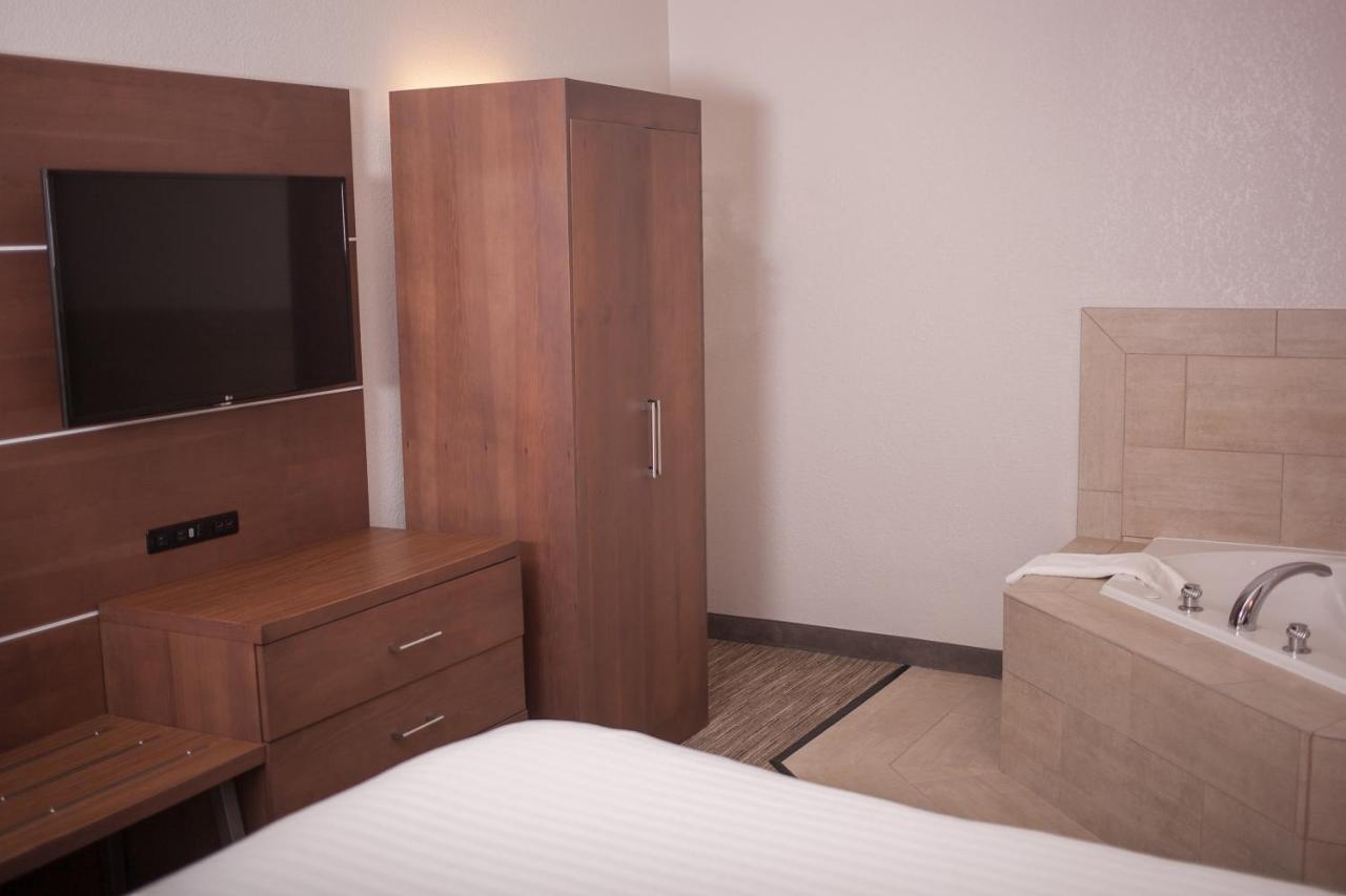 Holiday Inn Express & Suites Logan, An Ihg Hotel Екстер'єр фото