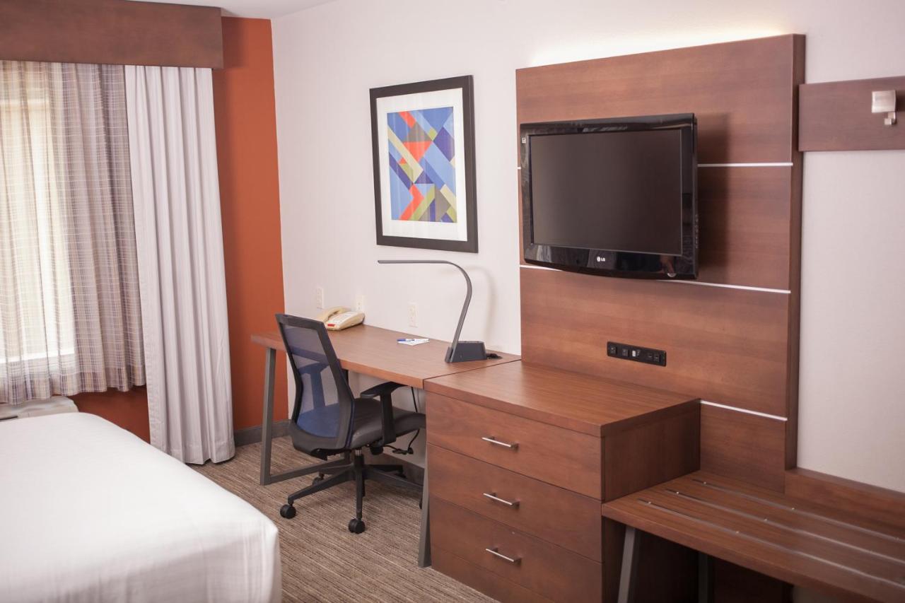 Holiday Inn Express & Suites Logan, An Ihg Hotel Екстер'єр фото