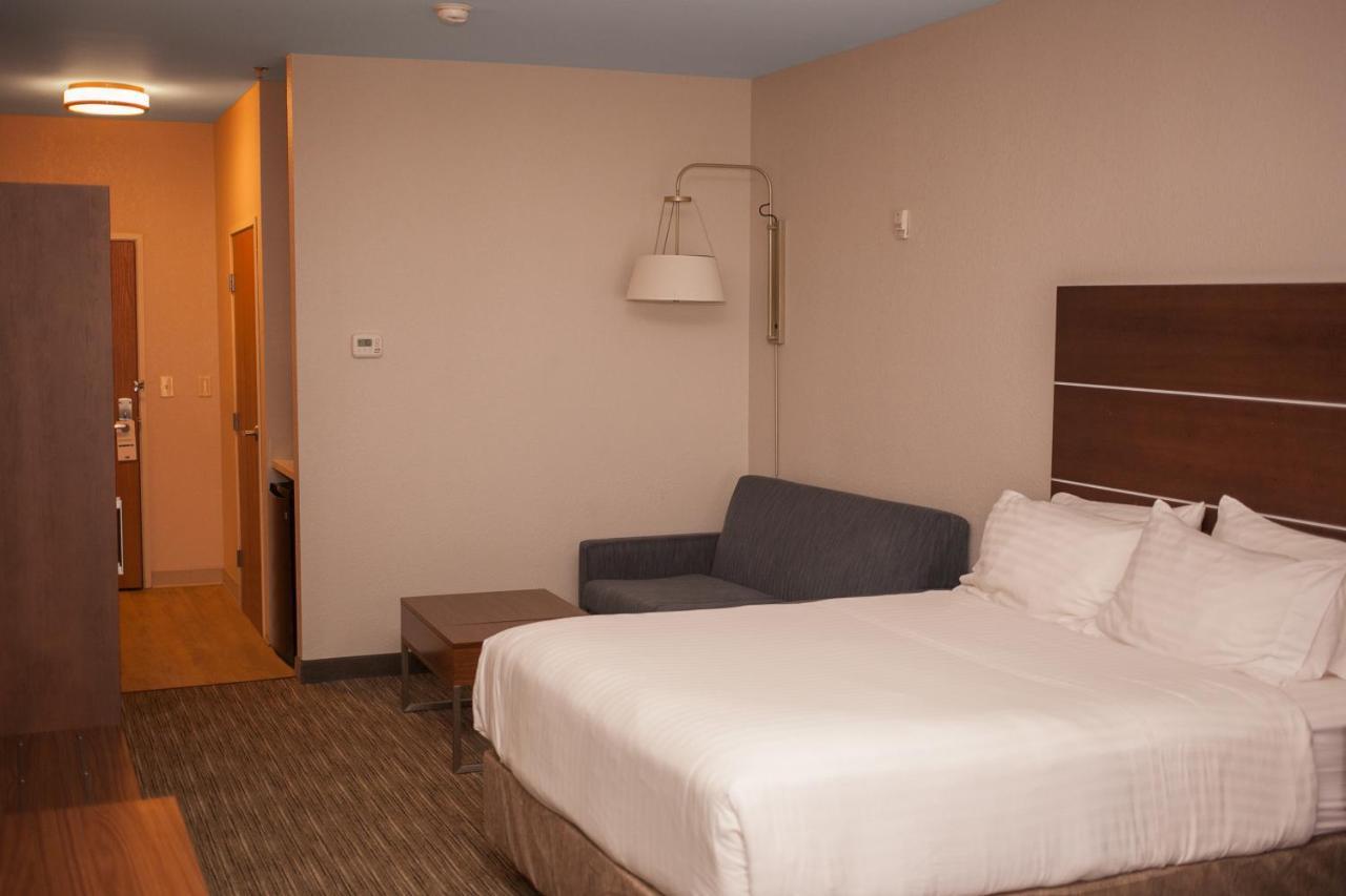 Holiday Inn Express & Suites Logan, An Ihg Hotel Екстер'єр фото
