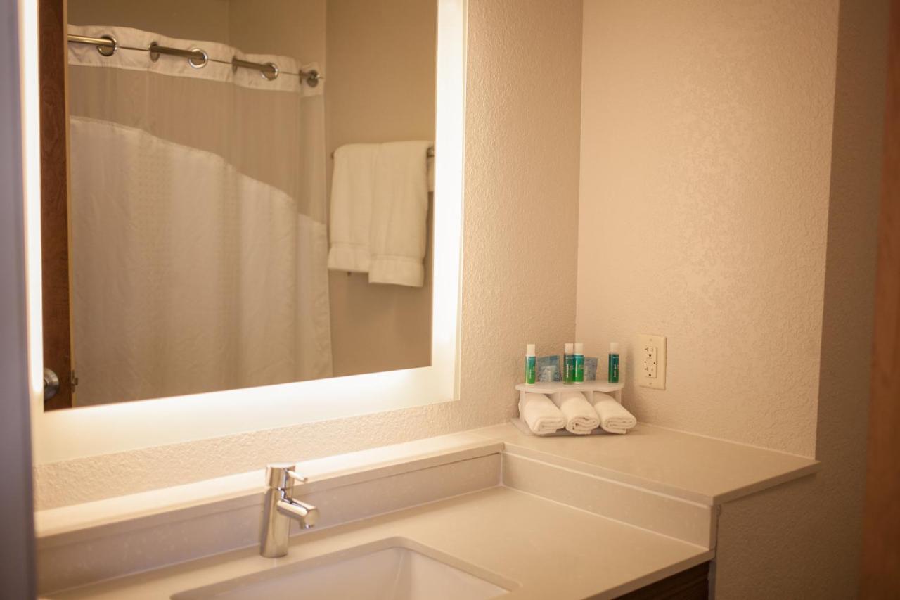 Holiday Inn Express & Suites Logan, An Ihg Hotel Екстер'єр фото