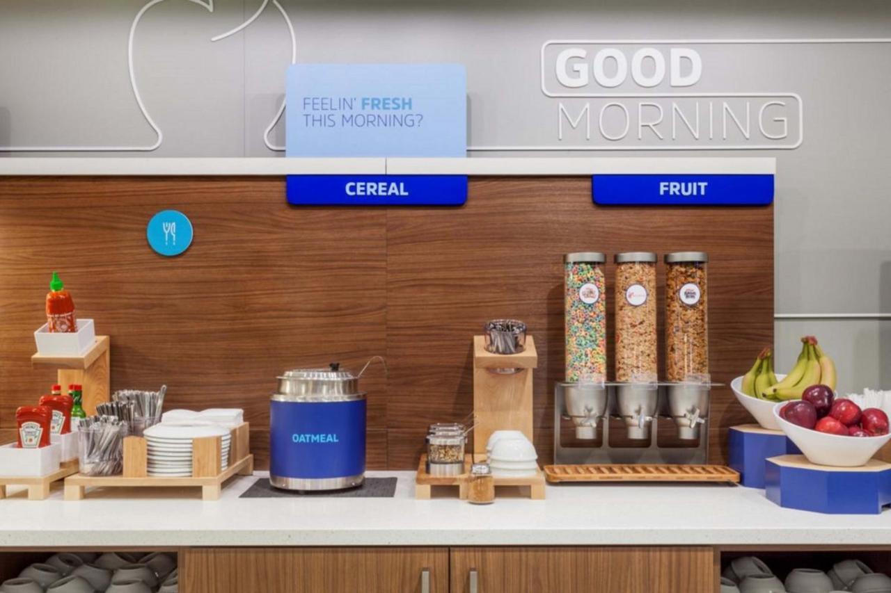 Holiday Inn Express & Suites Logan, An Ihg Hotel Екстер'єр фото